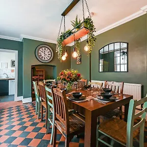 https://beautiful-townhouse-great-location-pet-friendly.cardiffhotelswales.com
